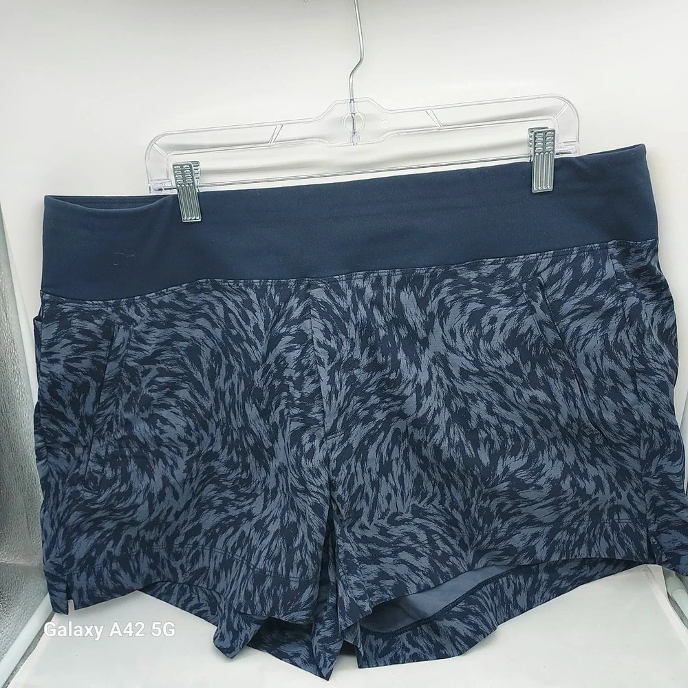 Athleta Trekkie North Printed Short Navy Blue Grey‎ Abstract Hiking 18 657667-00